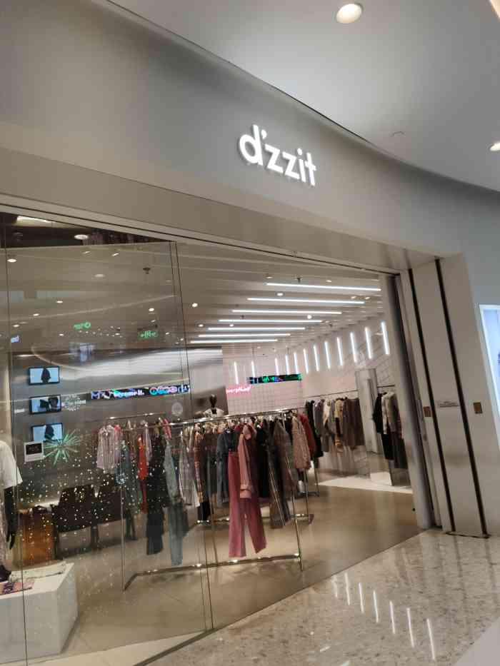 d"zzit(万象城店)-"地素旗下的品牌,店面在经十路万象