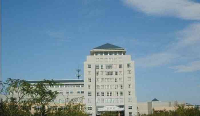 保定学院-"保定学院是公立师范大学,位于河北省保定市