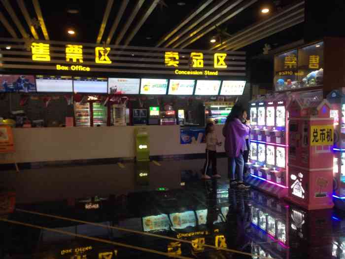 在合肥路佳世客三楼,环境还不错,方便周围居民看电影,停车也便利,所以