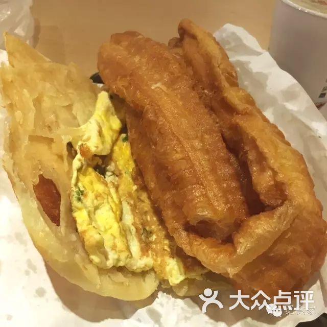 薄烧饼夹鸡蛋油条