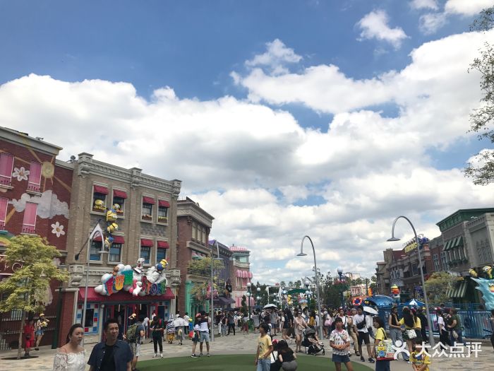 去的那天下雨,虽然人还是很多,但是相对于.-日