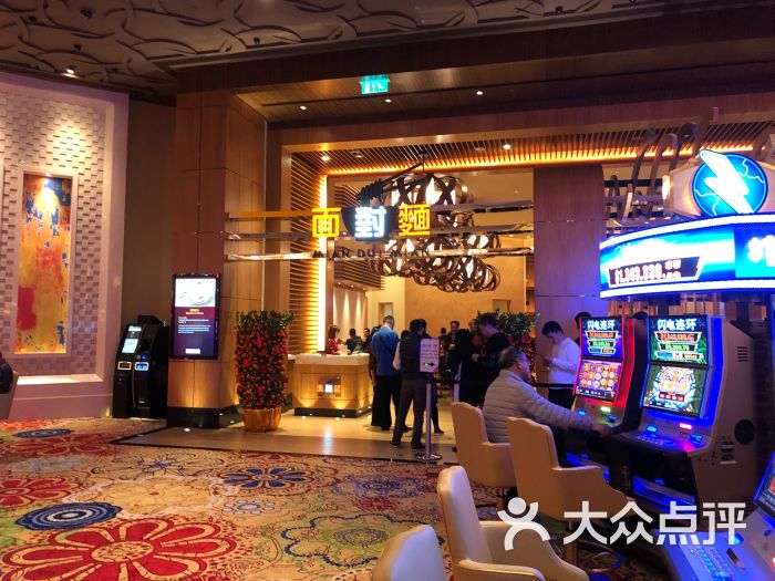 开在新开的金狮美高梅赌场里面,面条应该还.