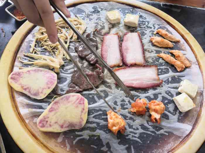 滇沄汇云南石板烤肉-"客栈附近寻食.来到了一家干锅小馆.因为中.