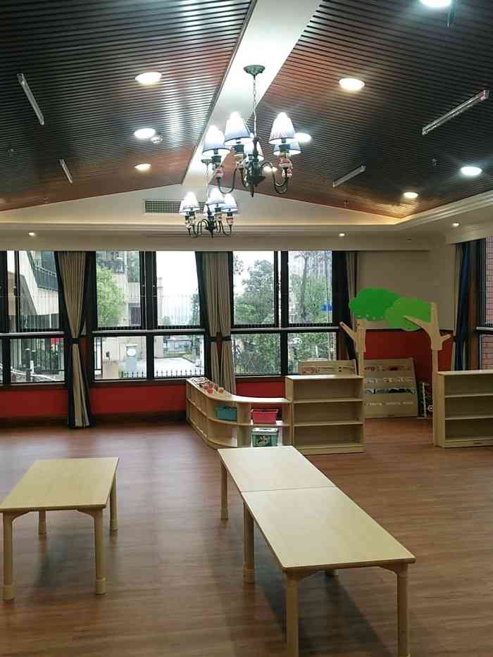 圣安尼伊顿幼儿园位于重庆市渝北区和庆路1号交通便利地铁10号线中央