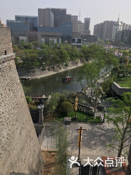 西安北站:西安站在西安古城墙内的市中心,.西安