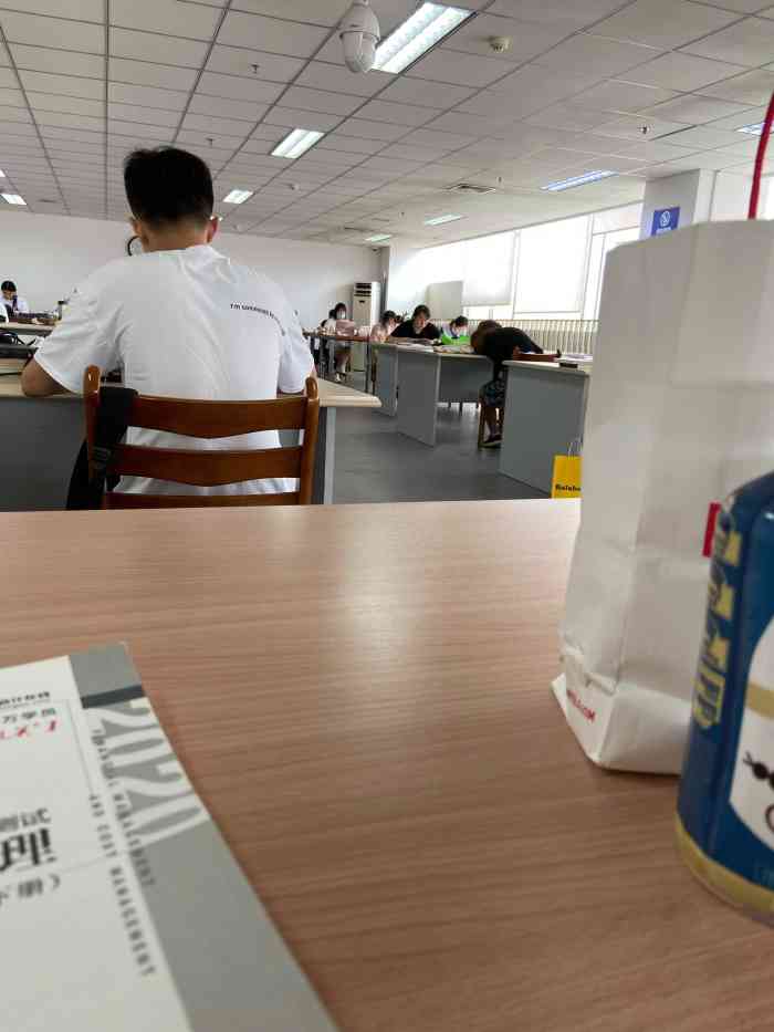 还好,崂山区图书馆隔得不那么远,开车15-20分钟吧.