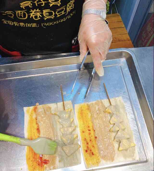 亮仔臭冷面卷臭豆腐"一块钱一套确实便宜,排了老多的人呢,味道.