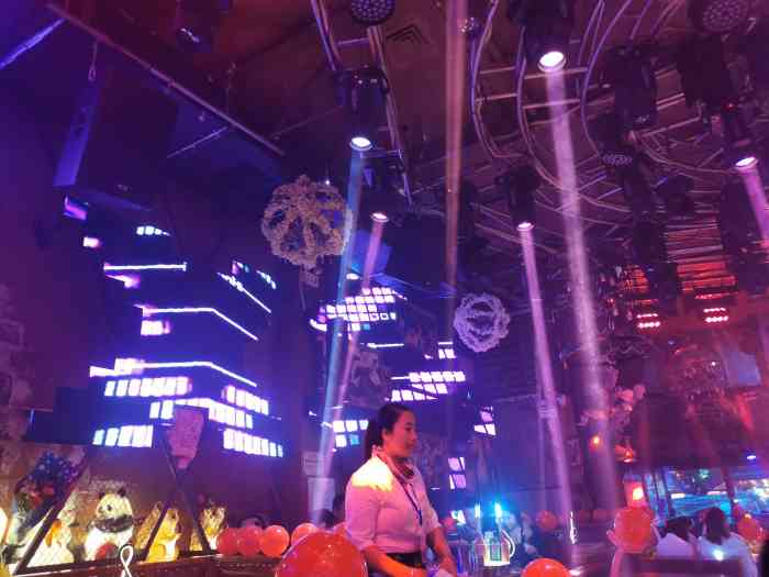 樱花屋金酒吧-"呵呵,刚刚去了,团购居然说8点后不能用