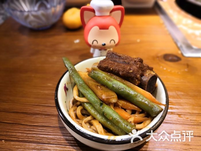 最喜欢排骨锅铁锅焖面,一份三个人吃没问题.