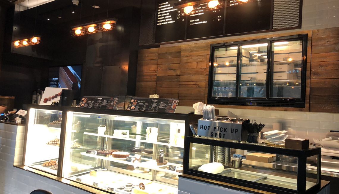 店里除了我,只有一个客人
