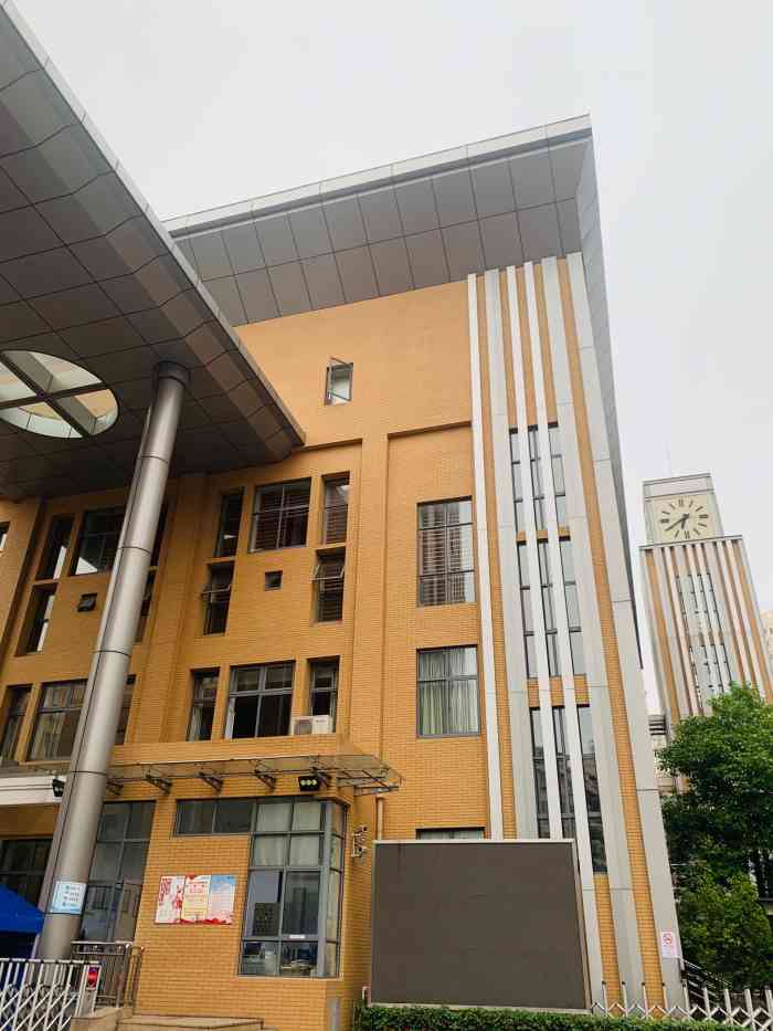 同济大学第二附属中学-"同济二附中位于长寿路商圈,就
