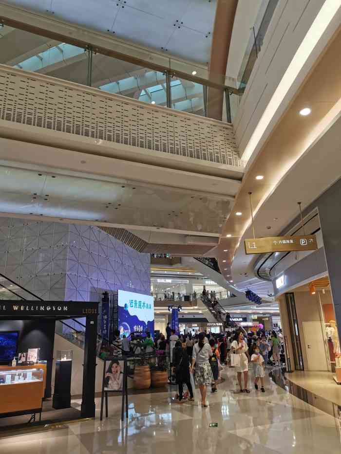 龙华天虹购物中心-"龙华九方购物中心,是附近比较大型