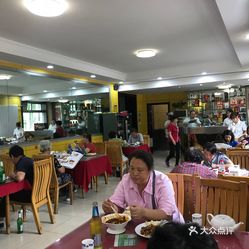 一个人进饭馆和医院猜一成语_一个人一只鸟成语猜图
