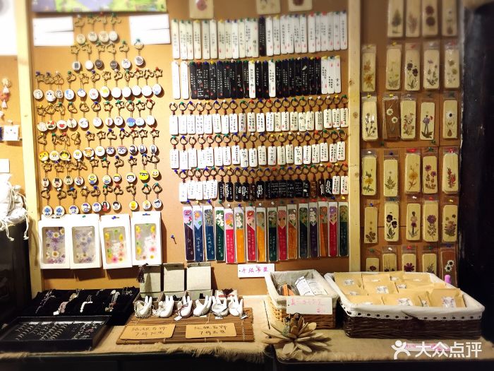 在南长街上,有书还有很多小饰品,还有好多.-时