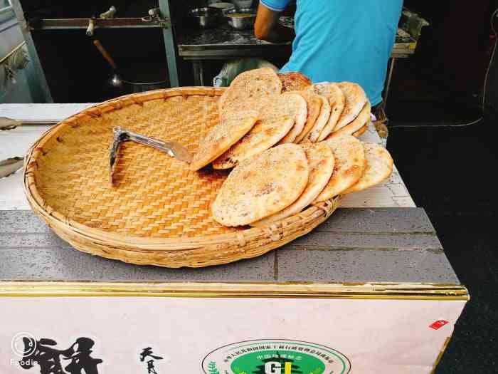 下塘烧饼(罍街店)-"他家的链接就站在这一个地方,开了