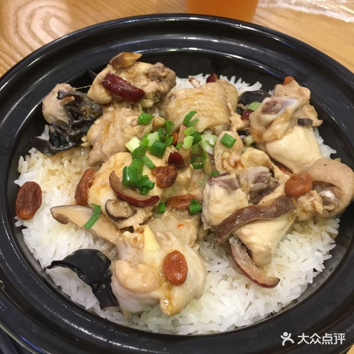 冬菇云耳滑鸡煲仔饭