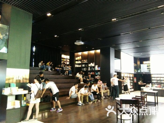 物外书店(人信汇商场店)图片 第2张