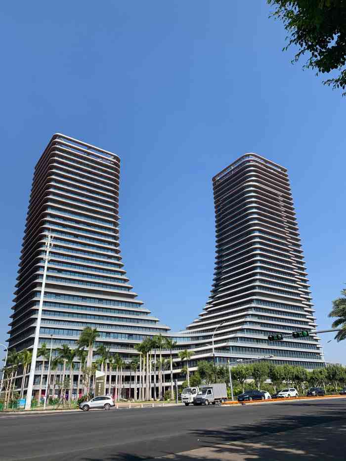 厦门中心大厦-"这里是海沧地标式建筑,两个标志性的建筑吸.