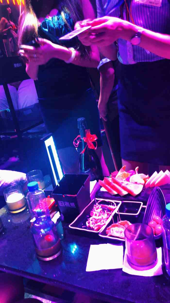 洛城酒吧-"汕头酒吧街长荣大厦一楼.楼下大厅很hig.