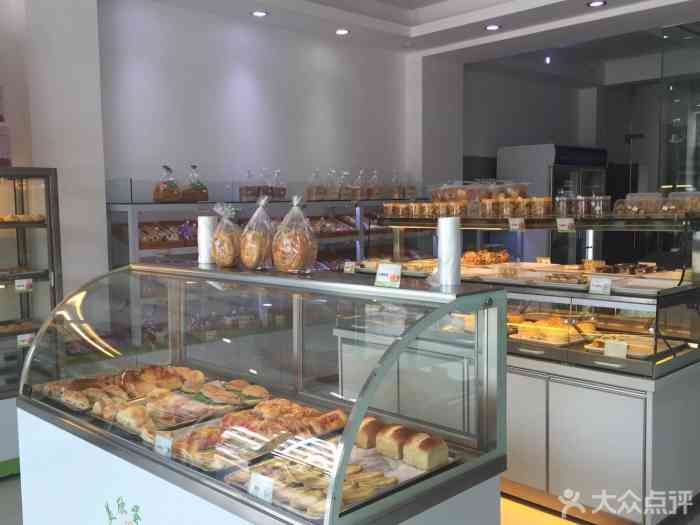 美欣蛋糕(3号店)-"店铺处在街角的位置,带着芳华的感觉在夜晚.