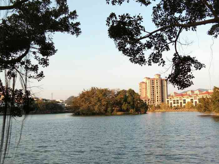 增城东湖公园-"位于增江街增江河之东,蕉石岭山下,园内湖.
