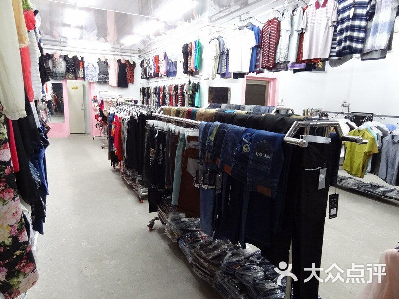 好运来服装店内环境图片 - 第3张