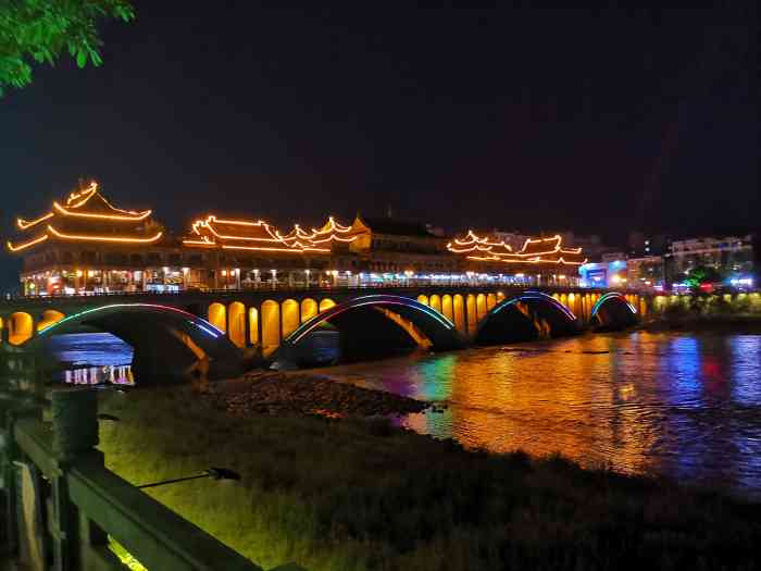 打分 雅安廊桥夜景,挺有特色的,建在江上.