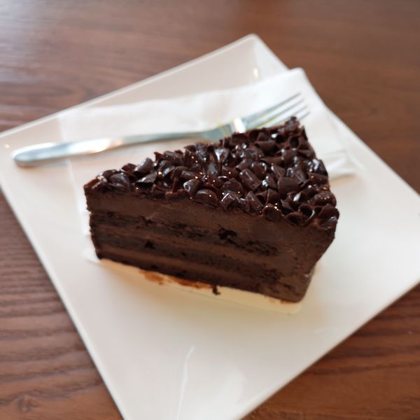 浓醇三重黑巧克力蛋糕 ￥ 32