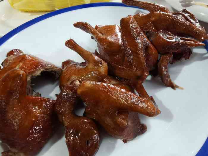南粤光明乳鸽(光明总店"专程去吃乳鸽,味道还可以,这个价格不便宜.