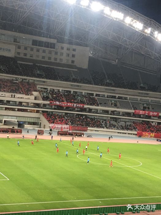 来上海体育场看球赛党的比赛是上港VS日.-上