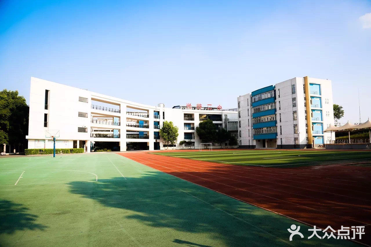 武汉市光谷第二小学坐落于东湖高新技术开发区关山一路武