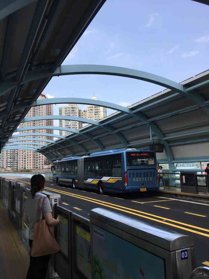 brt莲坂站"brt 莲坂站,地处莲坂大转盘,明发门口-大众点评移动版