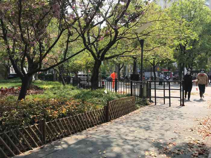 丽园公园-"路过丽园路 黄浦丽园附近看到海会禅寺 .