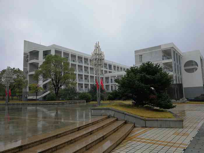 江西财经大学(蛟桥园南校区"江西财大在下罗这边,离双港地铁站很近