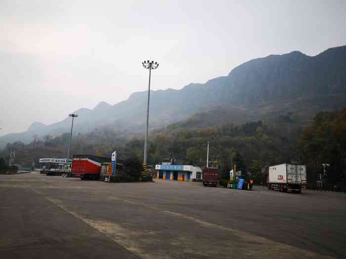天竺山服务区停车场