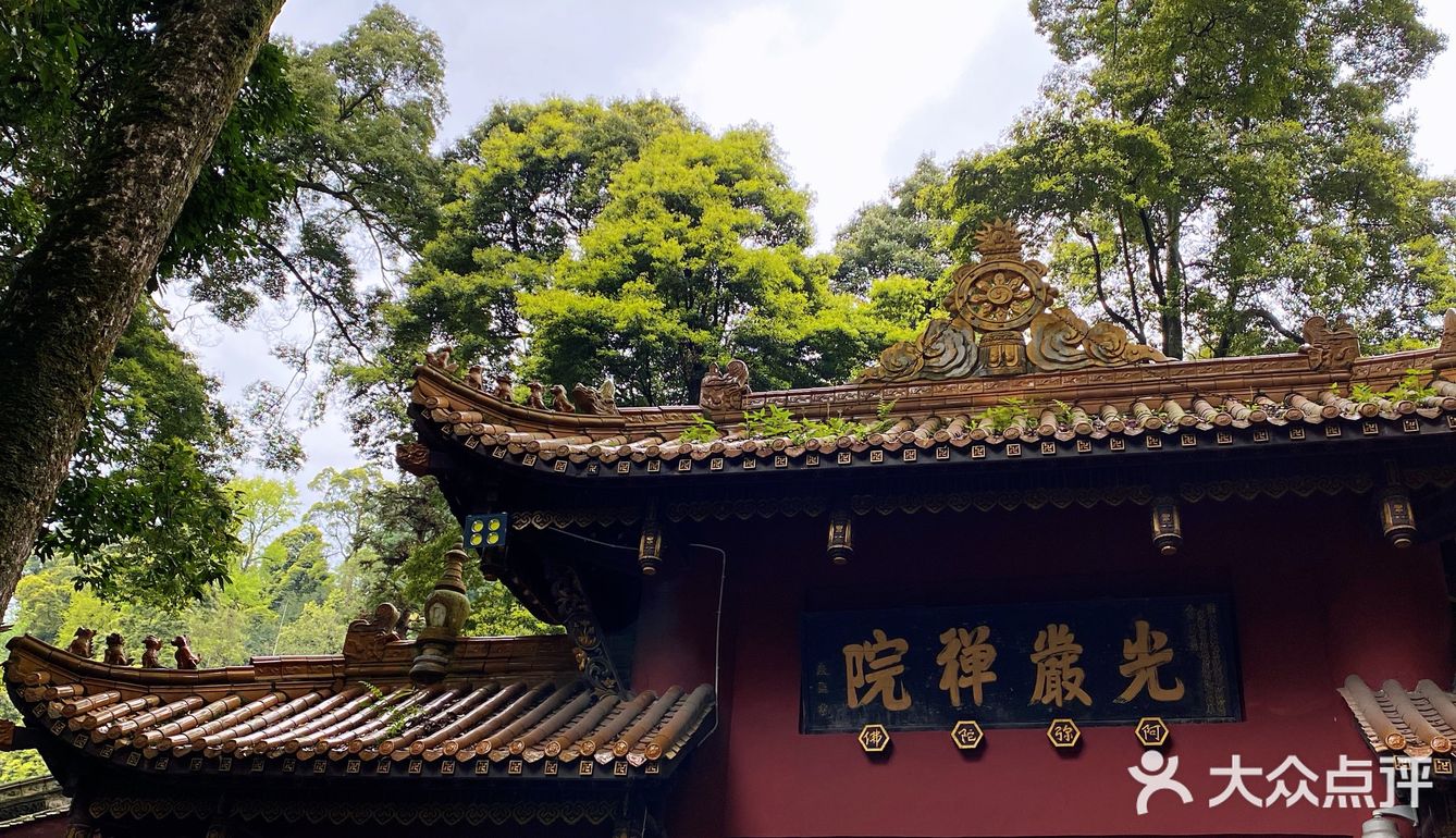 在崇州光严禅院(古寺)外面,可以把车停在寺院停车场