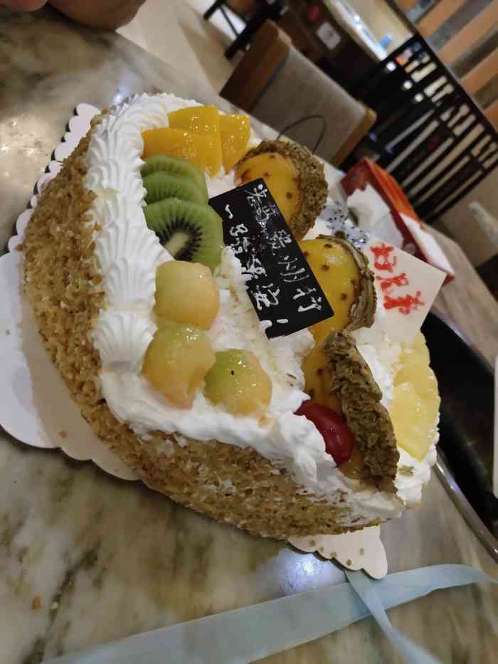 蛋糕做出来挺漂亮的,我们看到的结果还是不错的,好看,小朋友喜欢.