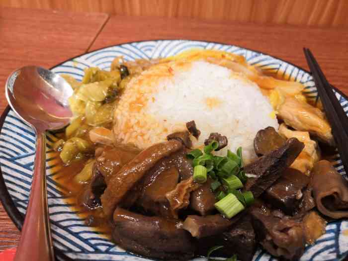 点了一个牛杂饭,饭有点生,有点没熟透.牛杂怎么煮也不会难吃.