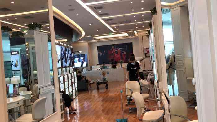 东田造型(恒隆广场店)-"听朋友介绍说店长英强弄头发