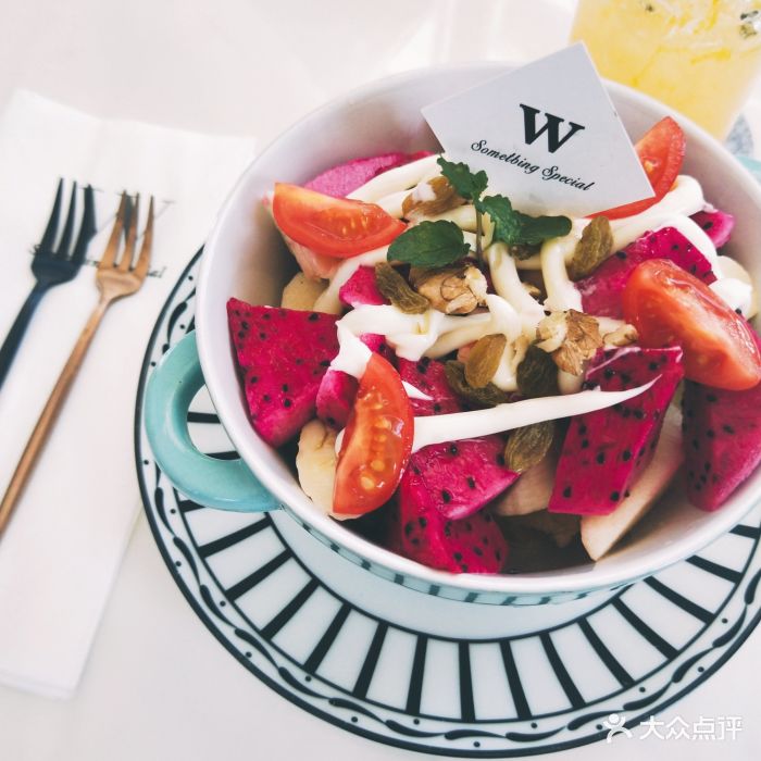 W猫咖霸王餐有效期内的最后一天赶去了。大