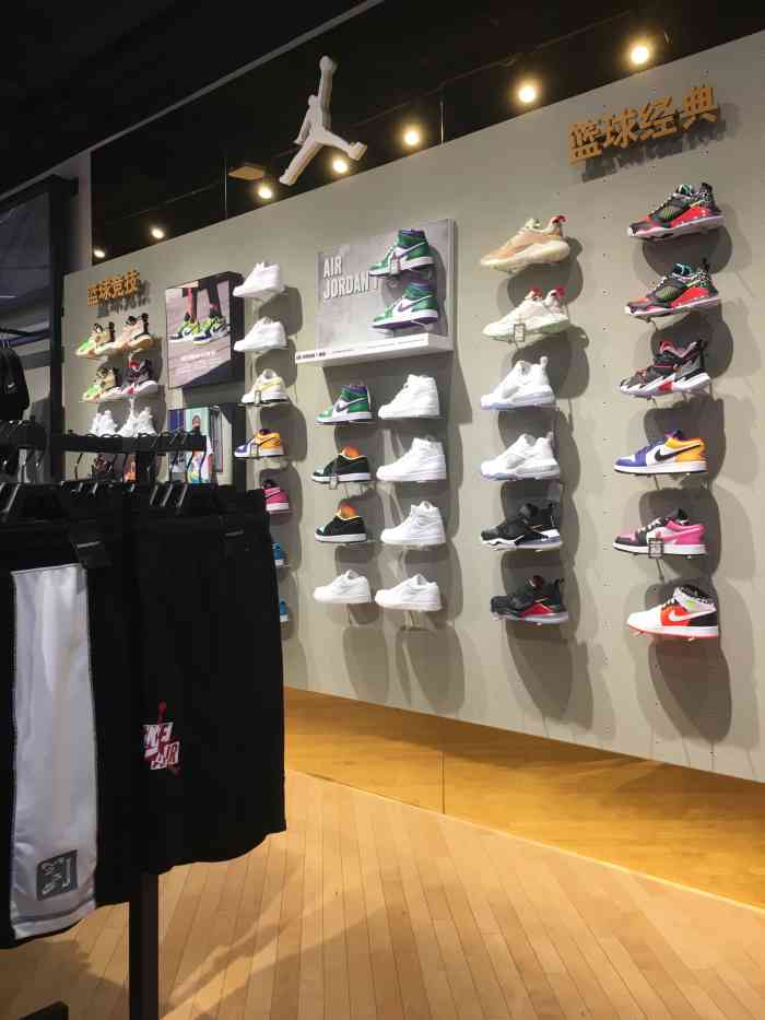 耐克nike(银泰百货店)-"银泰里的运动品牌楼层,耐克要