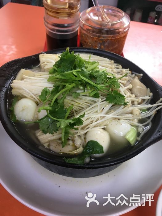 金针菇鹌鹑蛋砂锅面
