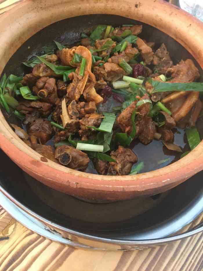 屯昌枫木香草鸭炭炉火锅(华繁路店[薄荷]环境:两个店面,散发着一股
