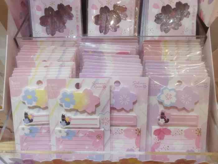 鹰王文具社(七彩第壹城店"位置在负一层名创优品对面,给店面设计