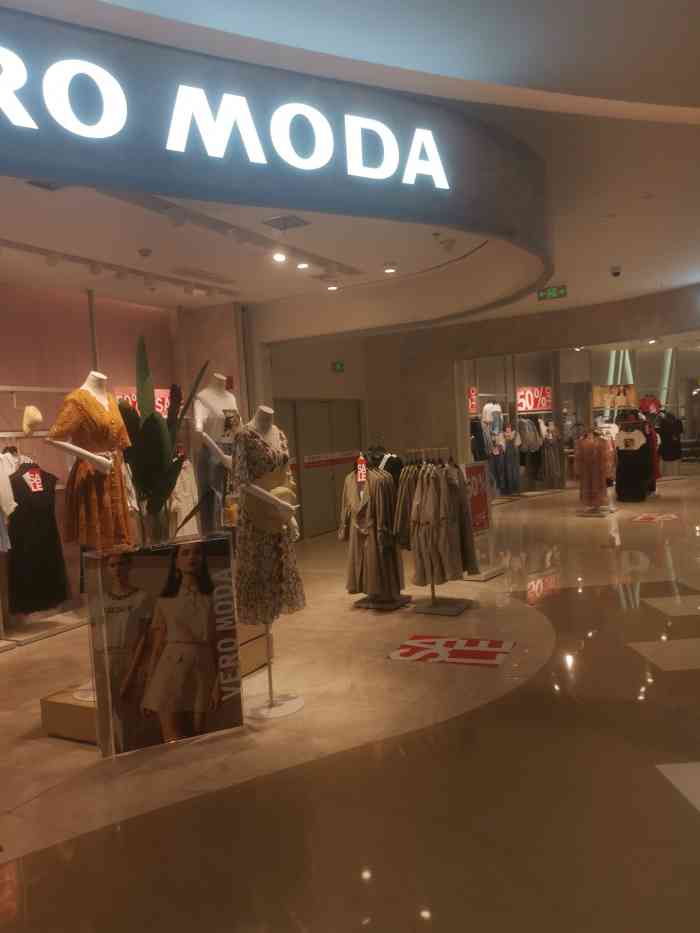 vero moda 来跟老婆到王府井吃饭,路过二楼就看到这家女装店,老婆想