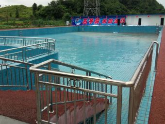 石子岭暑假活动中心玉瓷游泳池