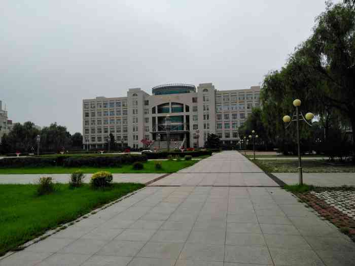 [历史 哈商大图书馆始建于1952年,现有北区主馆,南区分馆二个.