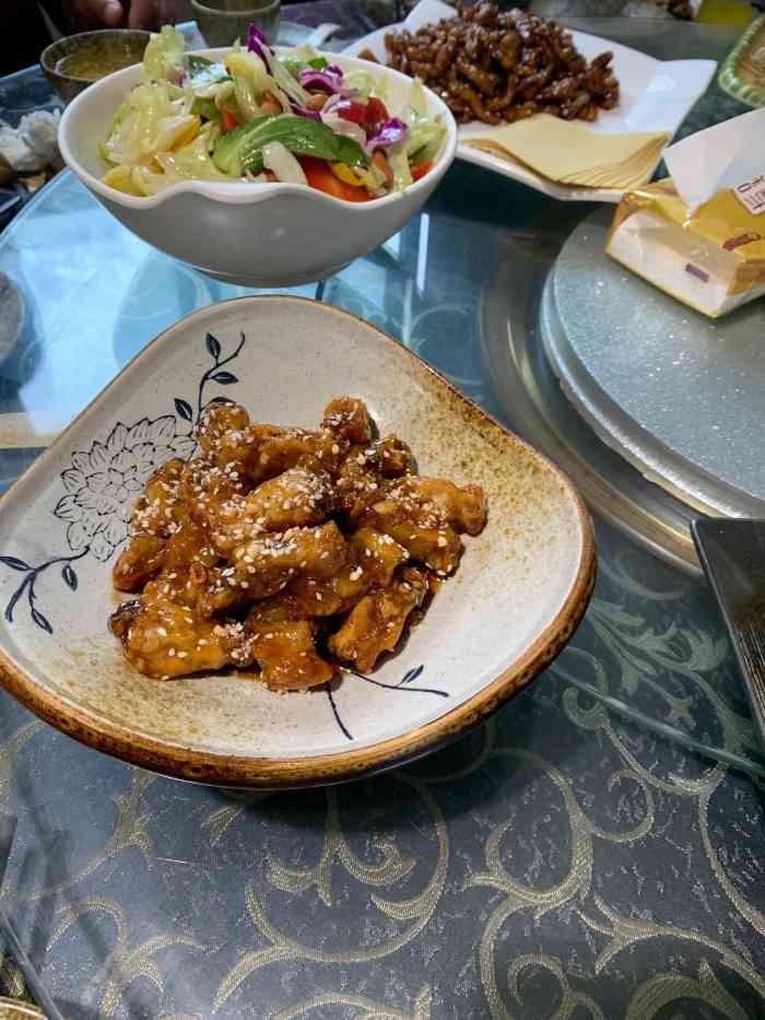 穆来轩鲟龙宴"在窦店清真寺对面,看着不是很大的饭店,但.