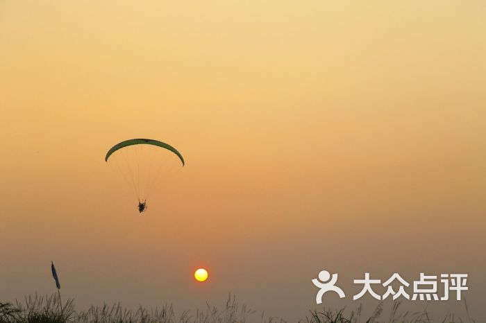 优尼克动力滑翔伞飞行体验-迎着夕阳一起飞图