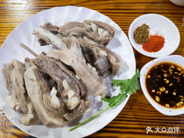 内蒙古牛羊特色美食手抓羊肉图片